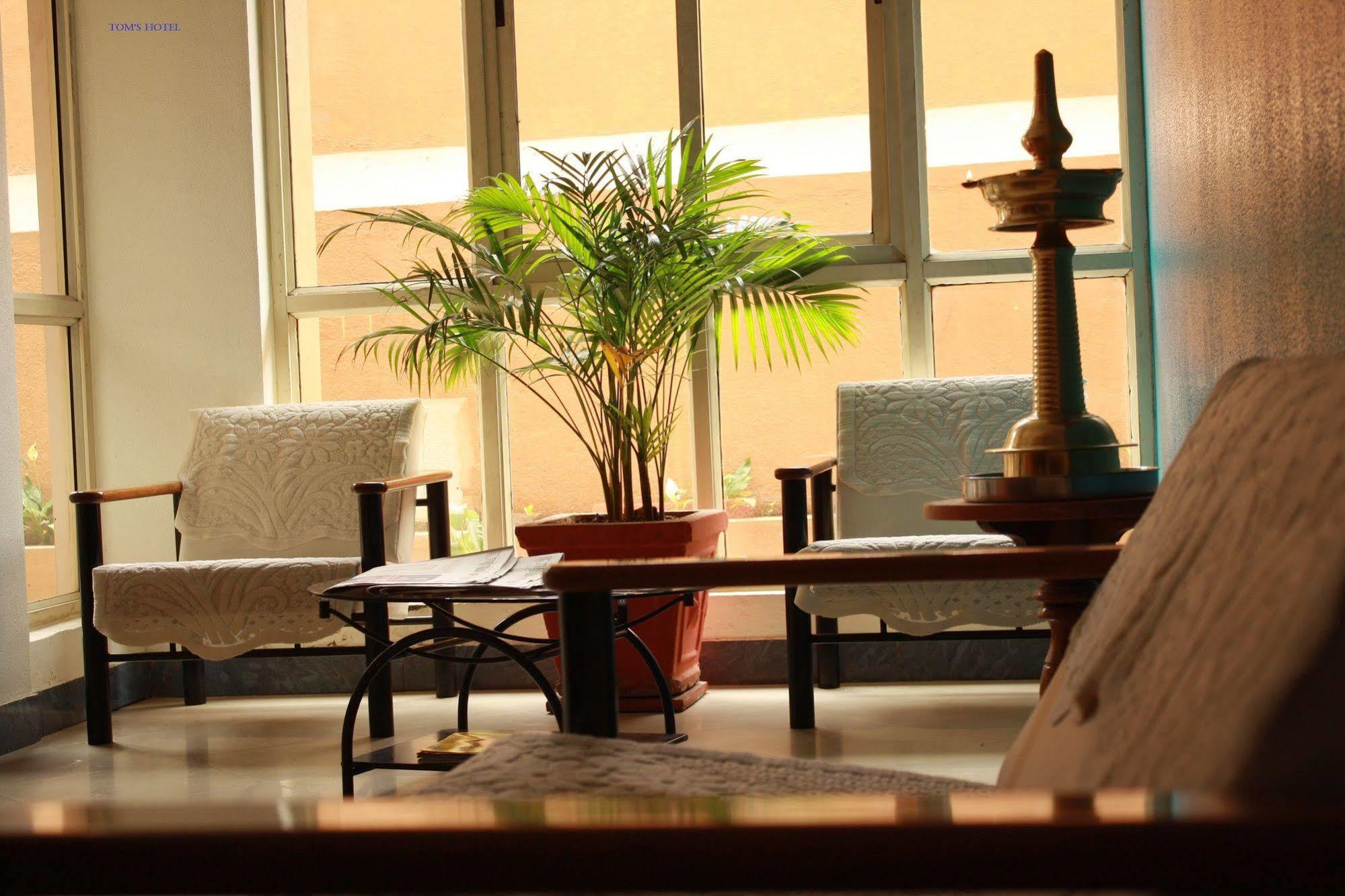 Tom'S Hotel Bangalore Luaran gambar